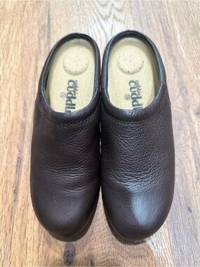 Cobbie Cuddlers Dark Brown Leather Slip-On Clogs